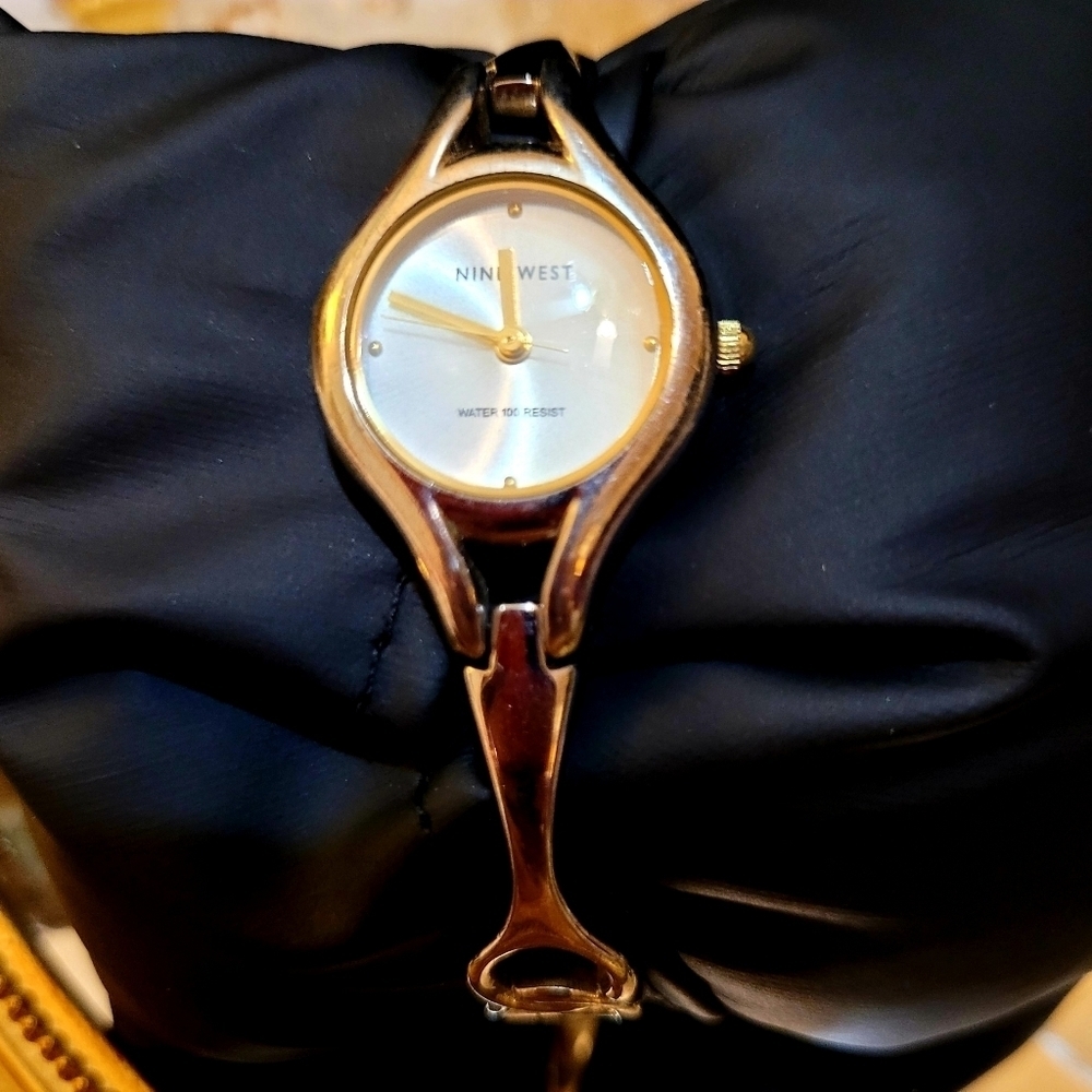 VINTAGE NINE WEST SILVER WATER PROOF LADIES WATCH - Picture 13 of 14